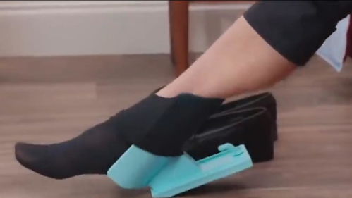牛人發明的神器,懶人都覺得 喪心病狂 ,腳一蹬就穿好了襪子