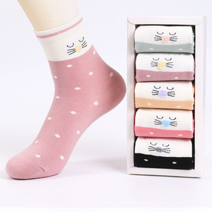 卡通可愛(ài)女襪 用俏皮點(diǎn)綴足尖的時(shí)尚樂(lè)趣