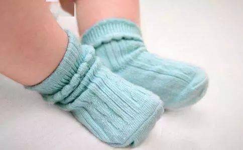 寶寶秋冬睡覺要不要穿襪子？?jī)嚎茖＜腋嬖V你真相
